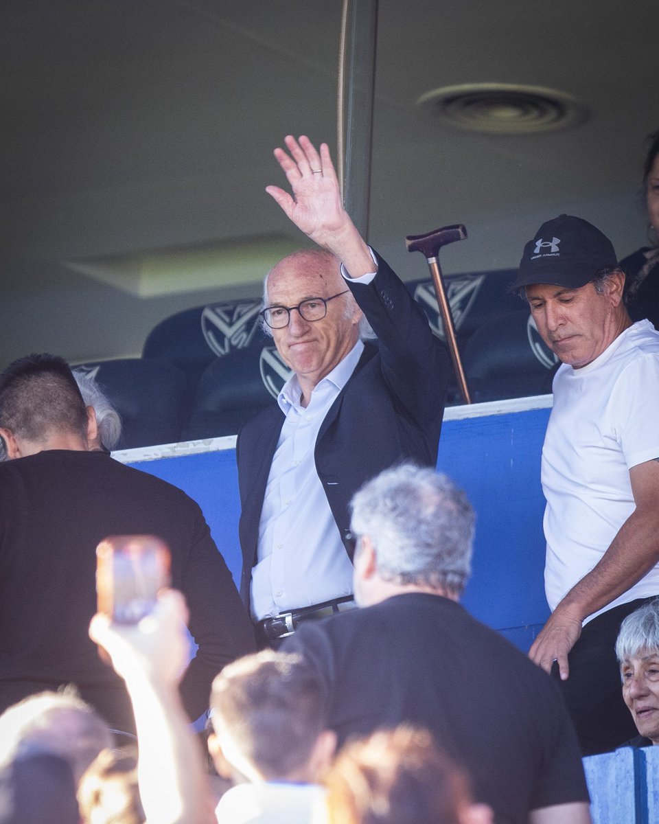 Velez's tweet photo. ¡Hola, Carlos! ¡Eternas gracias! 👑💙 https://t.co/s4yhd2uS8m