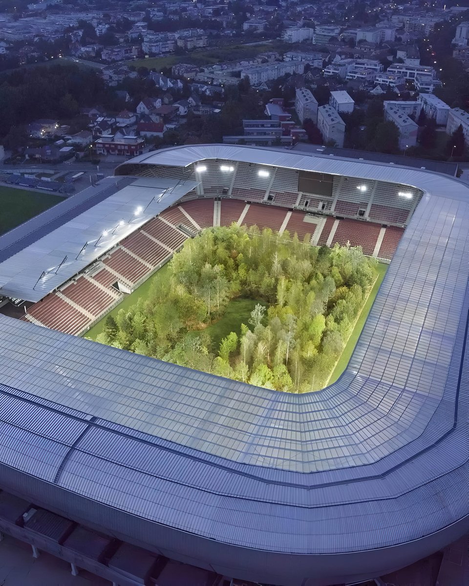 gomezdetejada's tweet photo. En 2019, el comisario de arte Klaus Littmann presentó una impactante instalación en el estadio Klagenfurt de Austria, donde 300 árboles fueron plantados en su interior. 

Esta obra, titulada For Forest, busca generar una reflexión profunda sobre el Antropoceno, una era definida por el impacto irreversible de la humanidad sobre el medio ambiente. Littmann expresó la preocupación de que, si no se toman medidas para preservar la naturaleza, los árboles podrían convertirse en una rara visión de cautiverio, un fenómeno solo accesible en espacios controlados. 

La instalación no solo desafía las percepciones estéticas, sino que actúa como un recordatorio urgente sobre la necesidad de restaurar nuestra relación con el medioambiente.

Por Conocimientum. 
https://t.co/onzPyfvv6w