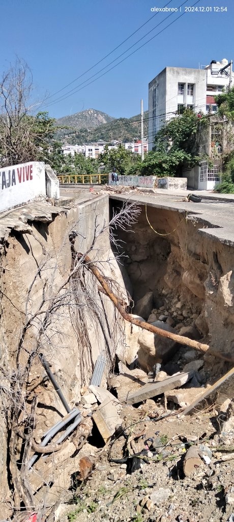 ¿Cuántas personas más tienen que morir para que tapen este enorme socavón en #Acapulco  <a href="/Claudiashein/">Claudia Sheinbaum Pardo</a> <a href="/EvelynSalgadoP/">Evelyn Salgado Pineda</a> <a href="/AbelinaLopezR/">Abelina López Rodríguez</a>? ⚠️

<a href="/ramirosolorio/">Ramiro Solorio</a> <a href="/julioastillero/">Julio Astillero</a> <a href="/NWSNHC/">National Hurricane Center</a> <a href="/acastilloDC/">Alonso Castillo Cuevas</a> <a href="/jenarovillamil/">Jenaro Villamil</a> <a href="/Andalalucha/">Andalalucha</a> <a href="/Janosikgarcia/">Janosik García</a> <a href="/supercivicosmx/">Los Supercívicos</a>.

x.com/PikoSarinana/s…
