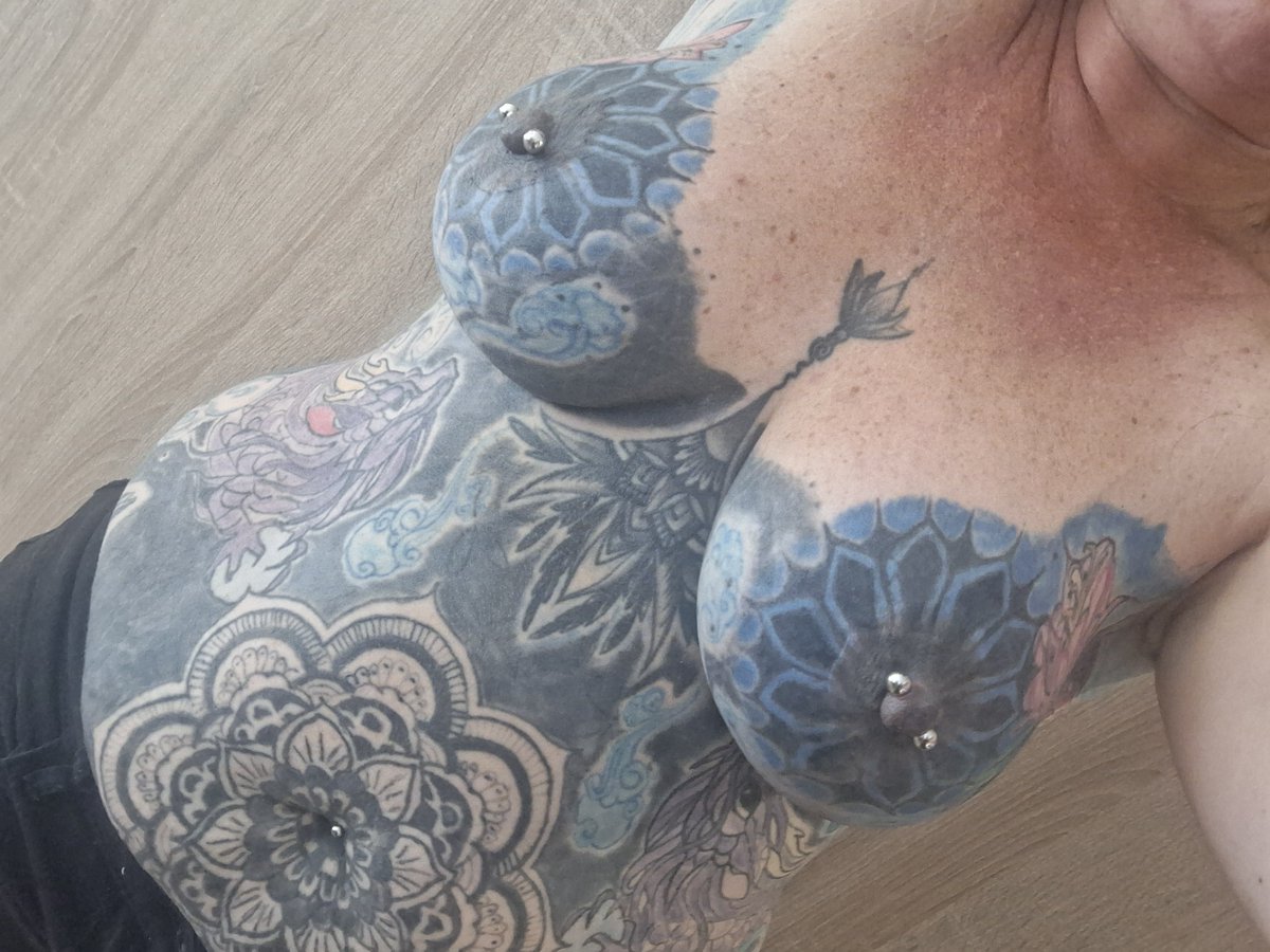 Hiddensecretink's tweet photo. Bra or no bra for work today? https://t.co/8gLgy0c7LY