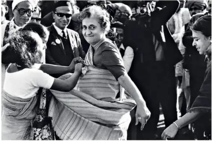 DaithunDaimary's tweet photo. FIRST PRIME MINISTER OF INDIA LT. PANDIT JAWAHARLAL NEHRU DISCUSSING SOMETHING WITH ASSAM BODO DANCER 
          AND 
Former prime minister of india Lt. Indira Gandhi wearing Assam Bodo traditional  Attire Dokhona.  Sir please do visit in Bodoland next year2025.
@narendramodi https://t.co/9Dot0WWJhh
