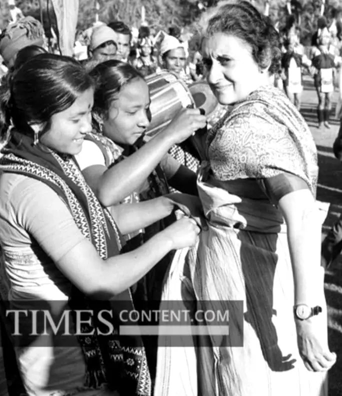 DaithunDaimary's tweet photo. FIRST PRIME MINISTER OF INDIA LT. PANDIT JAWAHARLAL NEHRU DISCUSSING SOMETHING WITH ASSAM BODO DANCER 
          AND 
Former prime minister of india Lt. Indira Gandhi wearing Assam Bodo traditional  Attire Dokhona.  Sir please do visit in Bodoland next year2025.
@narendramodi https://t.co/9Dot0WWJhh