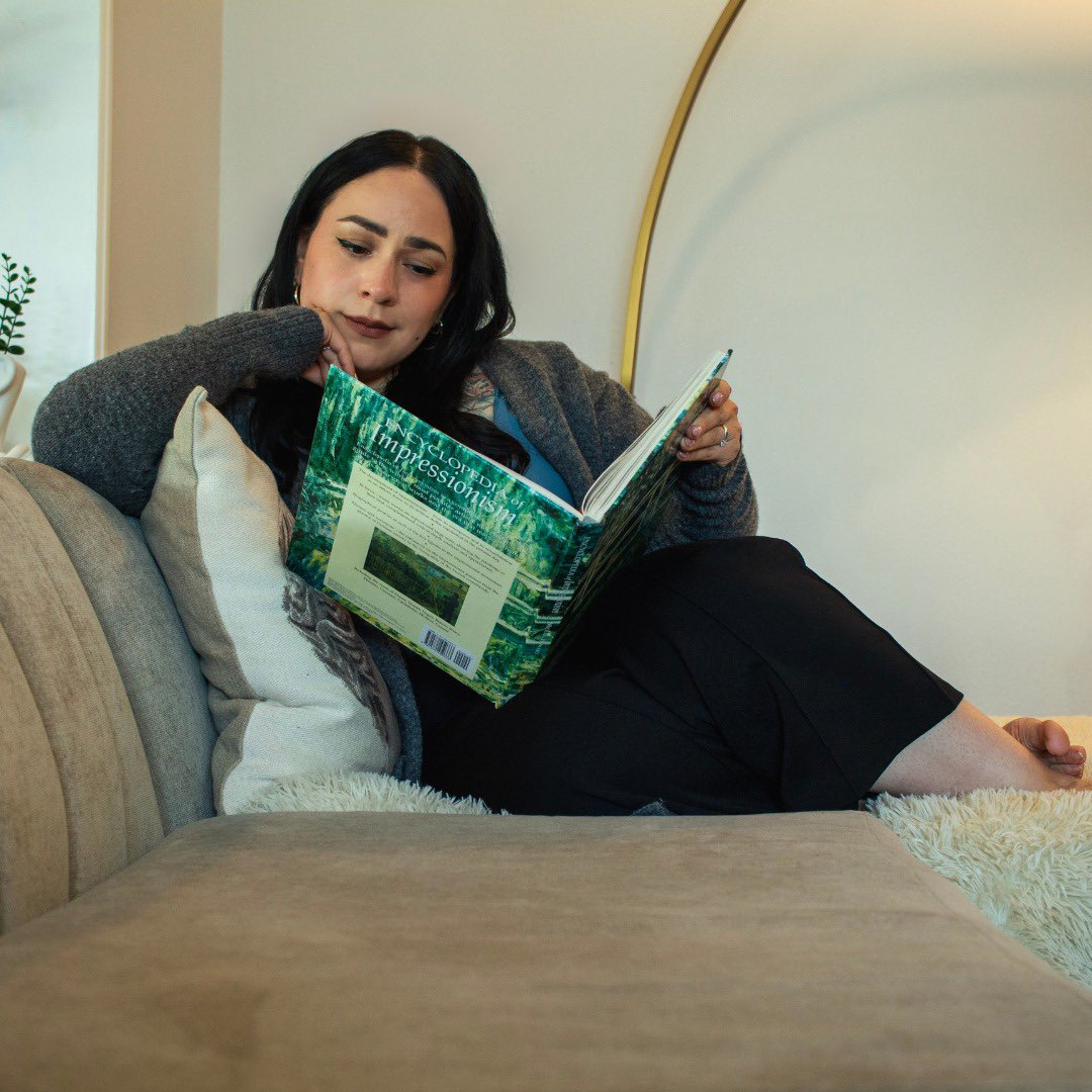 Hoy, quiero invitarte a hacer una pausa y reflexionar sobre las batallas que cada uno enfrentamos en nuestro interior. 🌙✨ Permítete explorar esas partes de tu historia que quizás han sido difíciles, pero necesarias para tu crecimiento. A veces, sentir que queremos borrar todo y