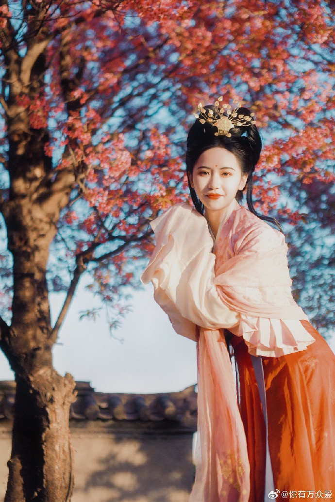 AmazingHanfu's tweet image. Yunnan, located in the southwestern part of #China, enjoys distinct seasons, yet each one carries the gentle warmth of spring. The blogger wore a light pink upper garment paired with an orange waist-high skirt, blending seamlessly with the blossoms around. (Via: Niyouwanzhongai)