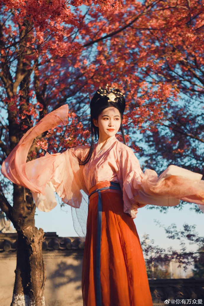 AmazingHanfu's tweet image. Yunnan, located in the southwestern part of #China, enjoys distinct seasons, yet each one carries the gentle warmth of spring. The blogger wore a light pink upper garment paired with an orange waist-high skirt, blending seamlessly with the blossoms around. (Via: Niyouwanzhongai)