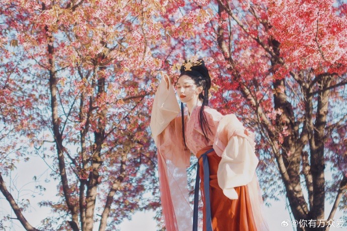 AmazingHanfu's tweet image. Yunnan, located in the southwestern part of #China, enjoys distinct seasons, yet each one carries the gentle warmth of spring. The blogger wore a light pink upper garment paired with an orange waist-high skirt, blending seamlessly with the blossoms around. (Via: Niyouwanzhongai)