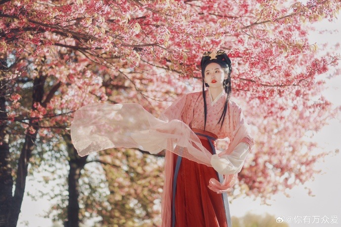 AmazingHanfu's tweet image. Yunnan, located in the southwestern part of #China, enjoys distinct seasons, yet each one carries the gentle warmth of spring. The blogger wore a light pink upper garment paired with an orange waist-high skirt, blending seamlessly with the blossoms around. (Via: Niyouwanzhongai)
