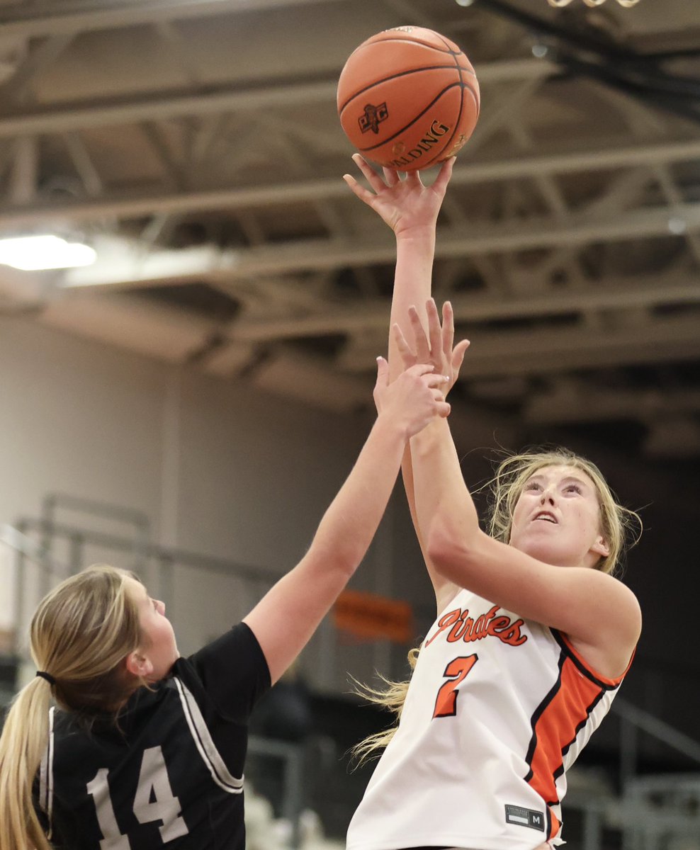 A few photos from <a href="/LadyPirateBball/">PCHS Girls Basketball</a>’s season-opening win against Savannah on Tuesday at Pirate Fieldhouse.
📸 <a href="/Citizen_Ross/">Ross Martin</a>