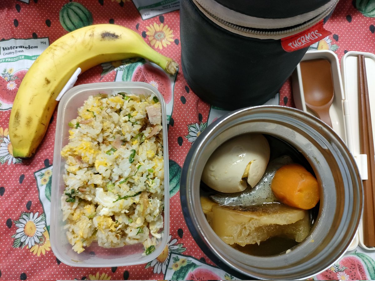 JPenguinLunch's tweet photo. 今日の #お弁当 🍱🥢
🍴おでん🍢（昨日の残り）
🍴レンジチャーハン
🍴バナナ🍌
めずらしくフルーツ付き。
#お弁当作り #お弁当記録 #男子ごはん #スープジャー https://t.co/IlU9dcWyH8