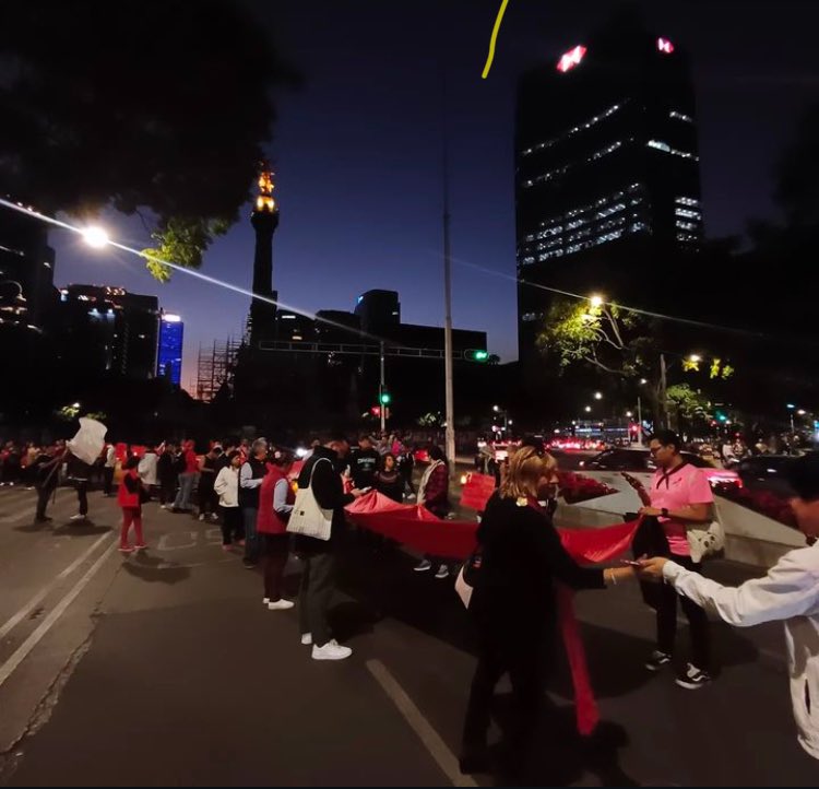 Mig_Moguel's tweet photo. ¡Mi corazón marchó por Reforma con todxs ustedes esta noche! 🔺 #Laluchaesdetodxs #HablemosdeVIH https://t.co/caDFaf1cQy