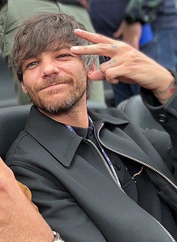 lwtspet's tweet photo. louis x girl / sexting 

Louis ha dejado a su hijo con su niñera para ir a una cena, pero luego de unos tragos no puede evitar provocar a la joven por mensajes de texto... Y la chica no se rehusa, pues esta dinámica es costumbre entre ellos. https://t.co/cNn98yVKzO