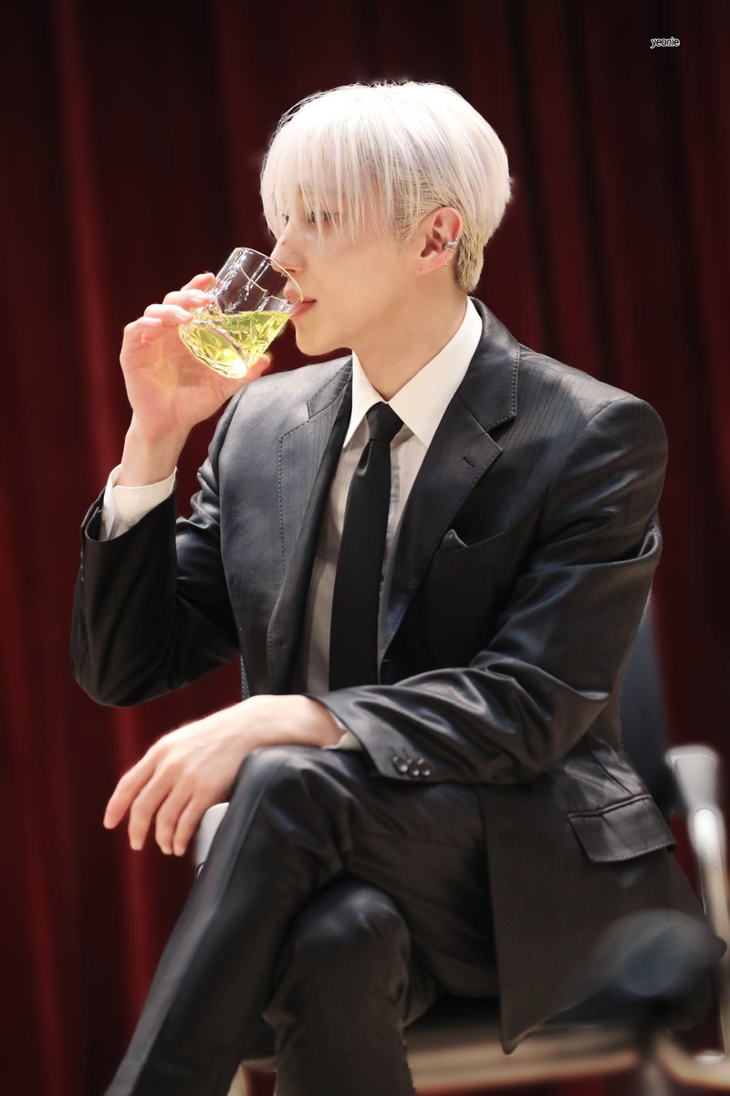 gimsina2165663's tweet photo. WHITE or BLACK 
러버보이 혹은 블랙요원 

SOME                                  PETER 
@baby_nuna0206         @yeonie530_baby https://t.co/mA4qtLBeIK