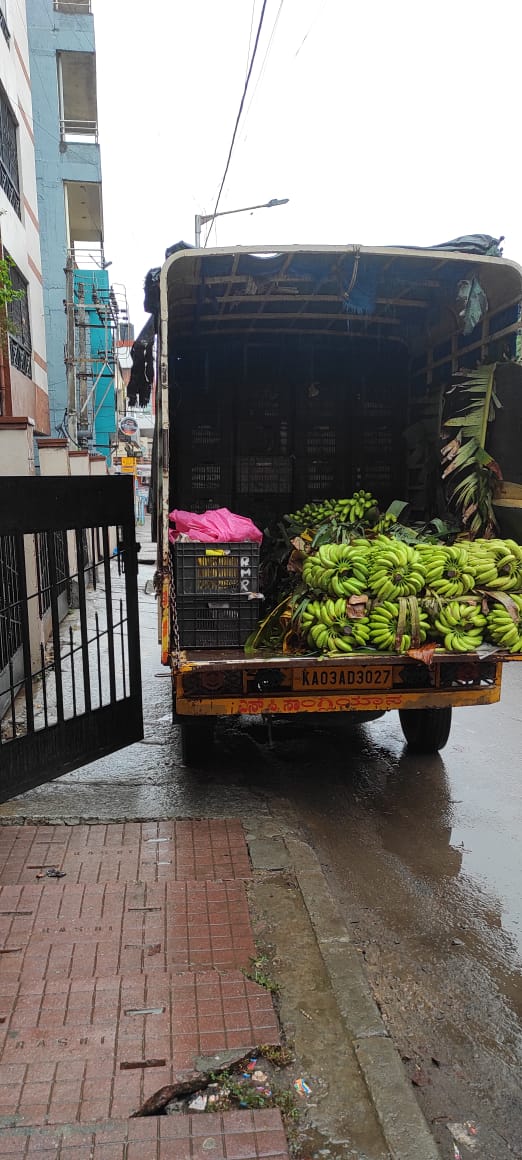 tarunbnaresh's tweet photo. Constant traffic jams due to the roadside eatery that has cropped up on Malleshpalya Main Road in front of Sivakumar Enterprises. Their patrons park haphazardly blocking the roads and entrances of the residences. 
@blrcitytraffic @CPBlr
@jbnagartrfps https://t.co/4KANHBJnvJ