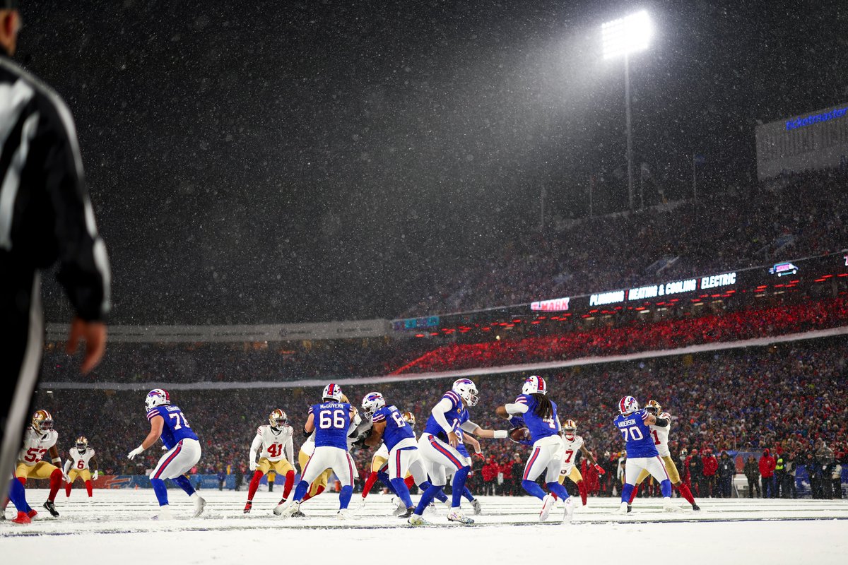 A winter wonderland 🏈☃️

#SFvsBUF