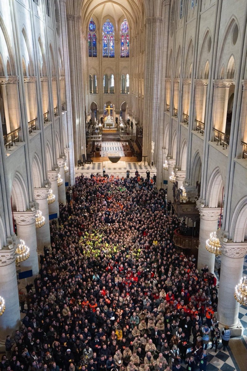 Photo of all the workers who have spent the last five years restoring the Notre Dame Cathedral in Paris ✨💫 🇫🇷