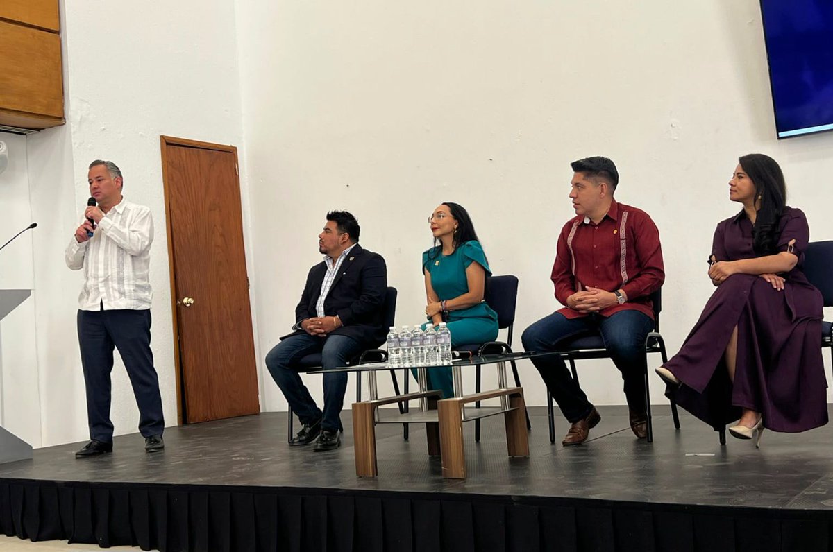 SNietoCastillo's tweet image. Durante mi visita a Oaxaca, tuve la oportunidad de platicar con estudiantes y académicos de la @BuoUniversidad sobre la importancia de la protección de la Propiedad Industrial para el desarrollo de México.
Agradezco la invitación.