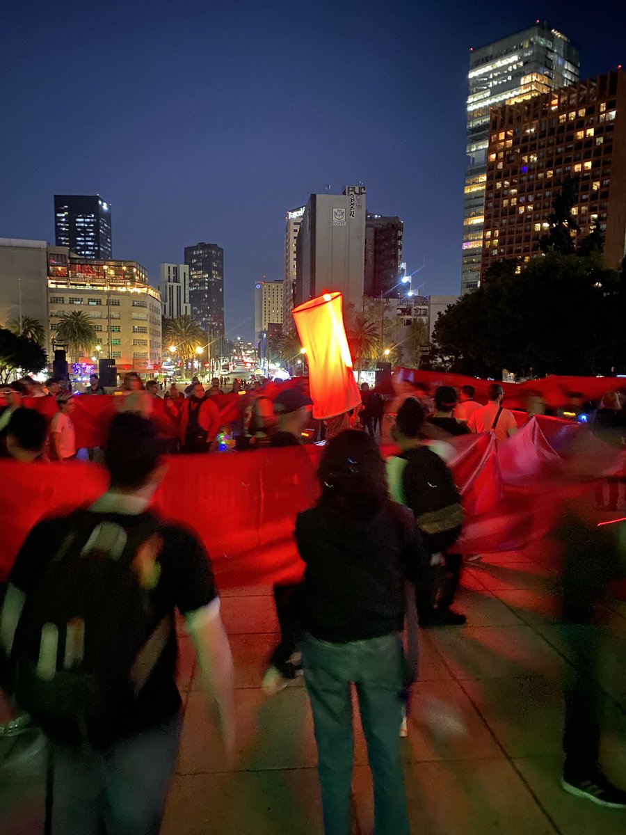 Hoy marchamos y recordamos que existimos hoy y que atrás de nosotros existieron muchas más que no llegaron al día de hoy. Marchamos en armonía, silencio y sobre todo,marchamos juntas. 

Gracias a todas, todos y todes su valor alimenta esta marcha.