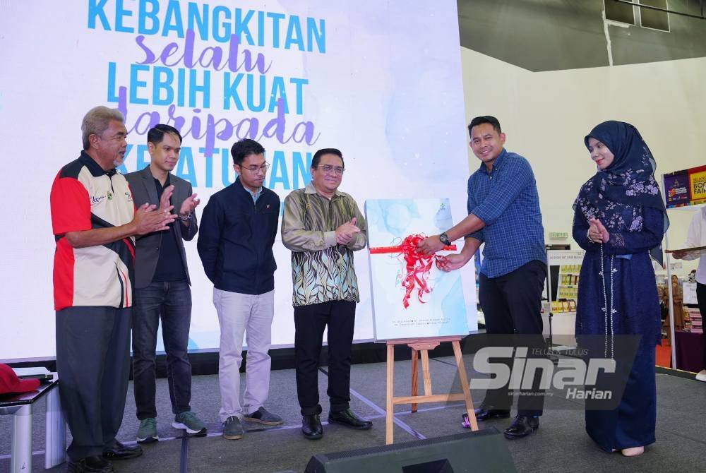 📗 <a href="/KaryaBestari/">karya.bestari</a>  lancar buku "Bounce Back Better: Bangkit dengan al-Quran" - <a href="/SinarOnline/">SinarHarian</a>  

🖋️ Tulisan <a href="/DrAliziAlias/">Dr Alizi Alias, Organizational Psychologist</a>  <a href="/zaidrostam/">DrRostam</a> <a href="/DrRozanizam/">Rozanizam Zakaria</a>  <a href="/hajarhidayati98/">hajarhidayati</a>  

🏛️ Dirasmikan oleh ADUN Batu Tiga, YB <a href="/danndanialAR/">danialalrashid</a> di <a href="/SIBFSelangor/">SIBF</a> 

sinarharian.com.my/article/699858…