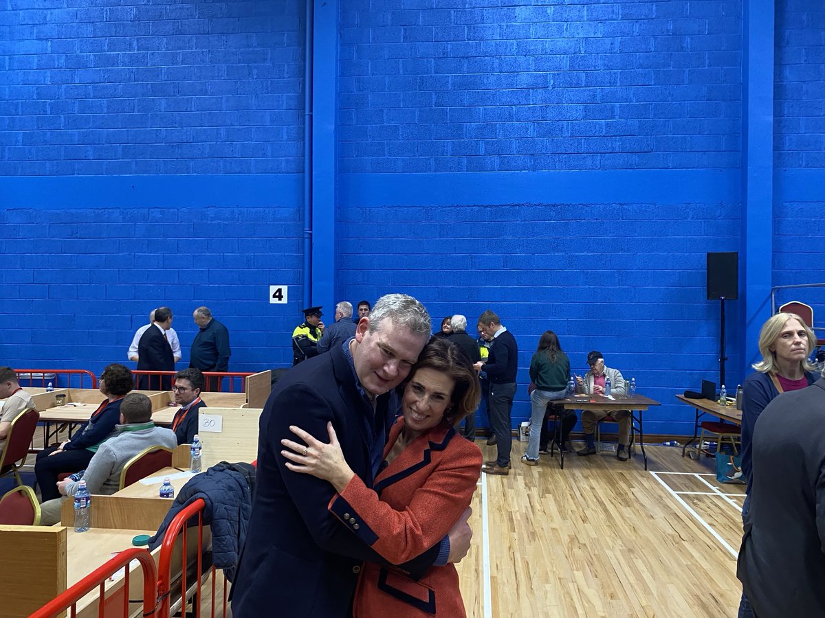 Gaillimh Thiar.
Cuóta 10,047,13ú Comh.
⁦<a href="/SeanKyneGalway/">Seán Kyne</a>⁩ curtha as an áireamh agus a 6,371 vóta le dáileadh.
4 fágtha do 3 shuíochán.
Connolly J, FF 9,746
Grealish N, NS 8,222
Naughton H, FG 7,644
Thomas, N, É NS 7,242
⁦<a href="/NuachtTG4/">Nuacht TG4</a>⁩ ⁦