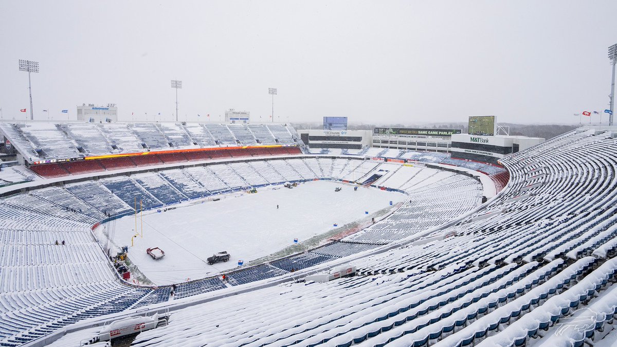 DavidAlfWx's tweet photo. ANOTHER SNOWY FOOTBALL GAME!!!! #Buffalo #buffalosnow #football https://t.co/qxknlTjKh2