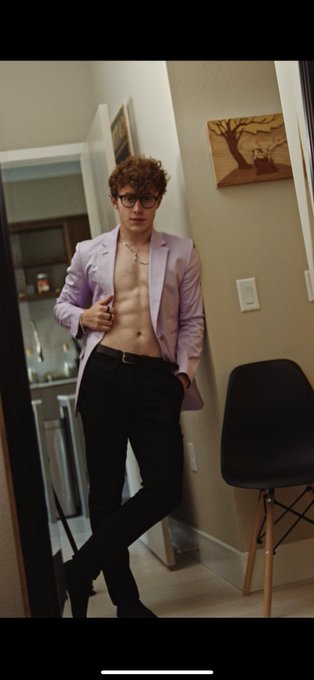 I love pink suits https://t.co/tjYbHmEjrW