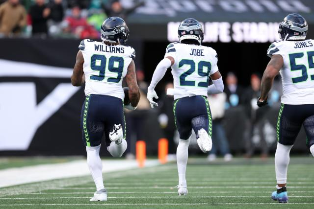 hawkblogger's tweet photo. Only 3 players in NFL history have had 2+ sacks and a 90+ yard interception return for a touchdown. 

#Seahawks have 2 of the 3 players.

@leonardwilliams did it today. 

@DevonWitherspo1 did it last year in the same stadium https://t.co/I2Amfg5H9h