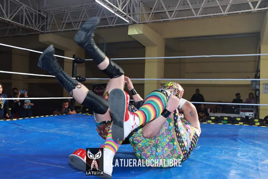 LaTijeraLucha's tweet photo. Arrancan las acciones en la #ArenaCaracoles con triunfo del talento local de #GILL, donde #Negociante, #Neurosis, #ComandoStone y #Araziel dieron cuenta de #PayasoPandillero, #CrazyClown, #Internista y #Chupy colocando la playera de #TheWolfKing al centro del cuadrilátero… https://t.co/SqmNAbN4Kn