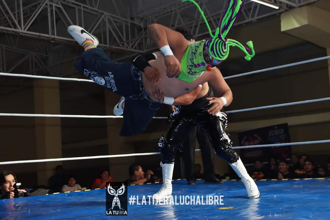 LaTijeraLucha's tweet photo. Arrancan las acciones en la #ArenaCaracoles con triunfo del talento local de #GILL, donde #Negociante, #Neurosis, #ComandoStone y #Araziel dieron cuenta de #PayasoPandillero, #CrazyClown, #Internista y #Chupy colocando la playera de #TheWolfKing al centro del cuadrilátero… https://t.co/SqmNAbN4Kn