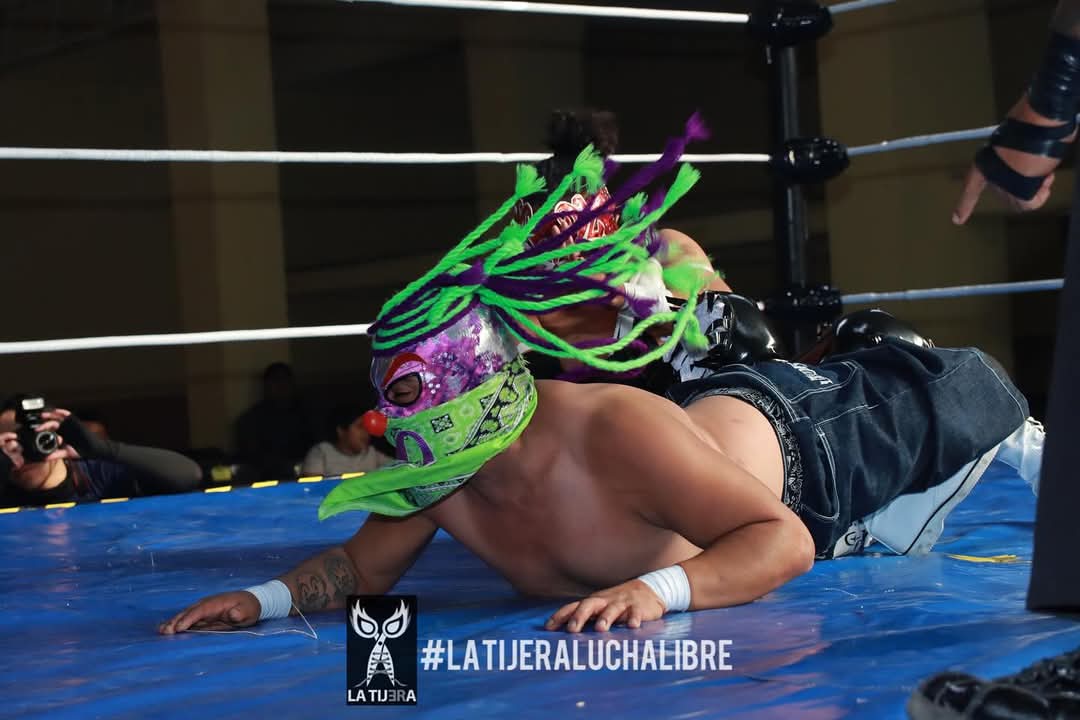 LaTijeraLucha's tweet photo. Arrancan las acciones en la #ArenaCaracoles con triunfo del talento local de #GILL, donde #Negociante, #Neurosis, #ComandoStone y #Araziel dieron cuenta de #PayasoPandillero, #CrazyClown, #Internista y #Chupy colocando la playera de #TheWolfKing al centro del cuadrilátero… https://t.co/SqmNAbN4Kn