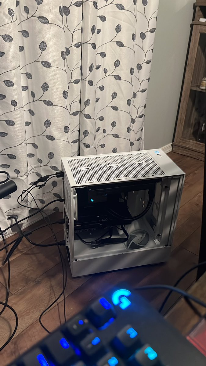 Pc is finally back up and running 🗿