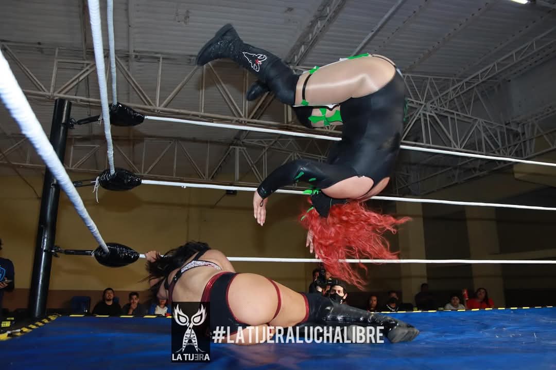 LaTijeraLucha's tweet photo. En relevos australianos mixtos de amor y odio desde la #ArenaCaracoles de Naucalpan, la tercia de #Maniacop360, #Sagittarius y #Orgullo vencen a los que son sus parejas dentro del cuadrilátero y del día a día como lo son #FlyStar, #Satania y #Villarreal, en batalla con buen ritmo https://t.co/uBIiYn4Zeo
