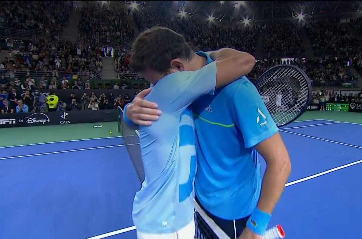 Djokovic no merece la mala prensa que tiene en cierta parte del mundo, sobre todo en España.

Podrá tener sus errores, como todos, pero es un tipo que jamás ha dado de lado a nadie y siempre ha estado ahí, incluso para sus mayores rivales en la pista.