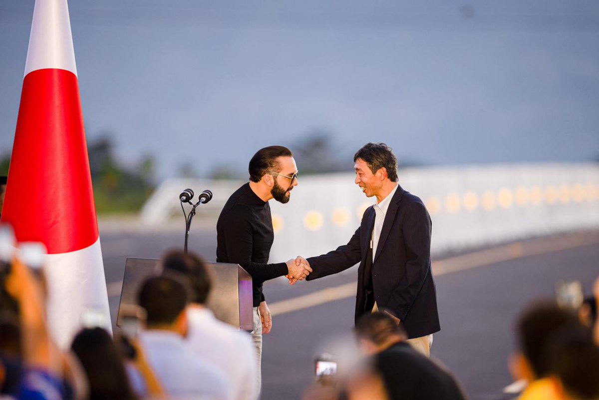 elsalvador's tweet photo. #ElSalvador | El presidente de la república, @nayibbukele, y el embajador de Japón en El Salvador, Yoshitaka Hoshino, inauguran hoy el periférico Gerardo Barrios.

📸 #DiarioElSalvador https://t.co/9y1lBbaL6E