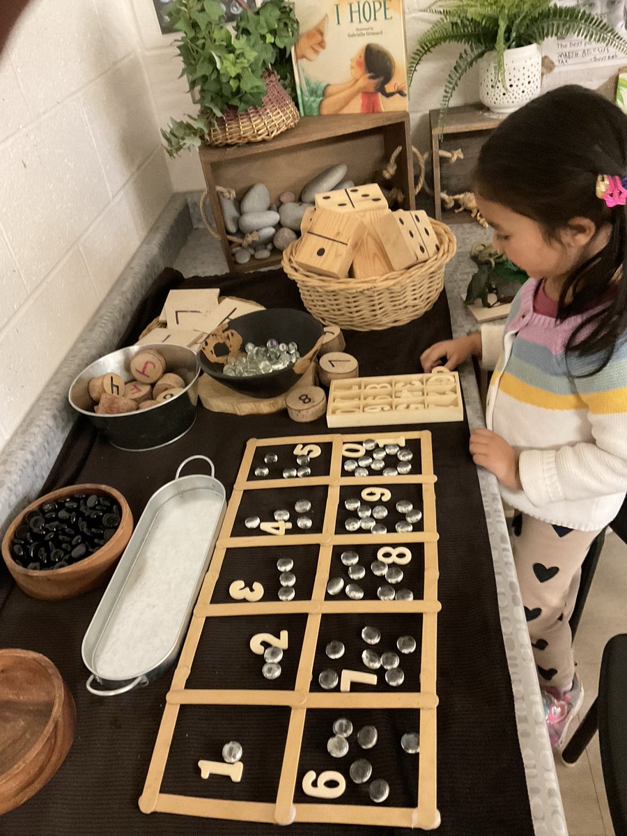 sumarashabbir's tweet image. Children sharing their mathematical thinking as they play and explore with various math tools and loose parts. ⁦@Churchvilleps⁩ #PeelEYC