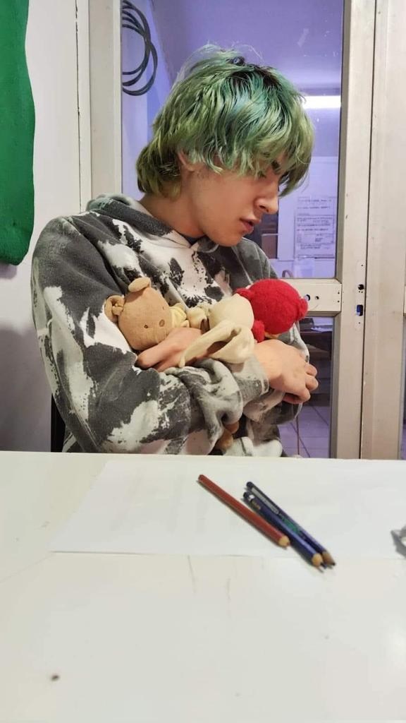 Joven esta en la 25 °comisaria de Maipu, no se comunica de forma oral, debe estar asustado, AYUDA POR SI CONOCES A SI FAMILIA!