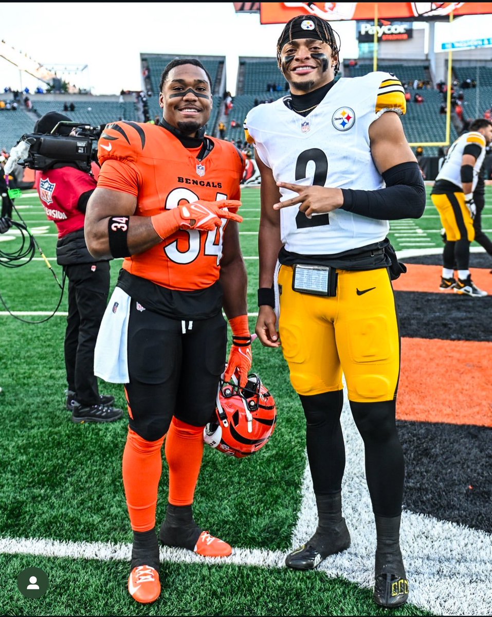 davebftv's tweet photo. Justin Fields and Khalil Herbert https://t.co/AYLCQCNGW8