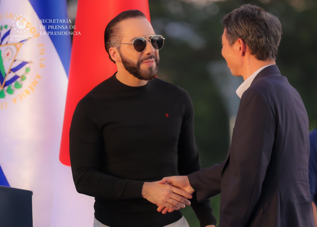 SecPrensaSV's tweet photo. #PeriféricoGerardoBarrios | “(Hemos apoyado) en diversas áreas: la gestión de desastres, el medio ambiente, salud, educación y reactivación económica, por mencionar algunas”: embajador de Japón, Yoshitaka Hoshino. #SecretaríaDePrensa https://t.co/xzm9cguiyc
