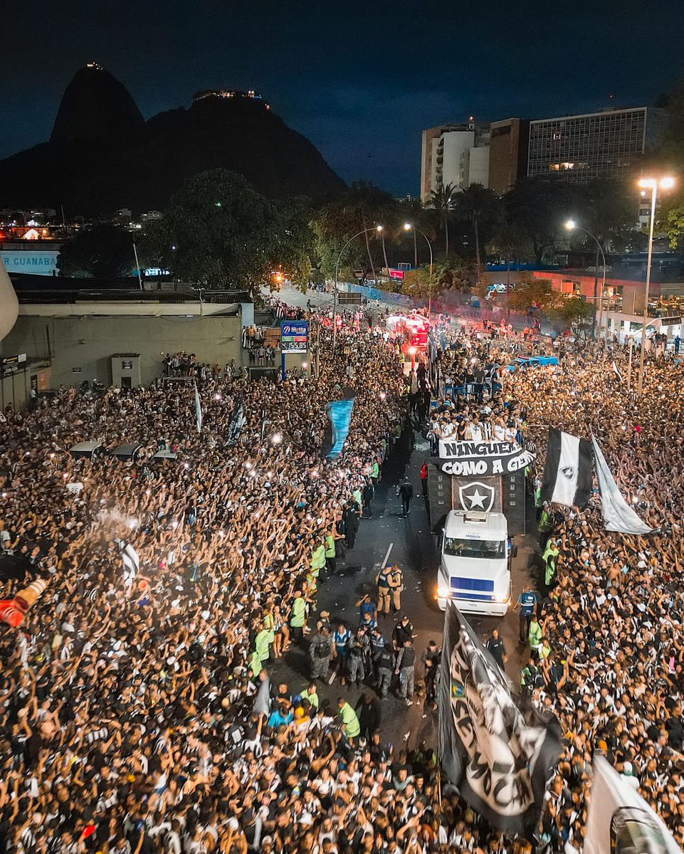 Botafogo's tweet image. O BAIRRO DE BOTAFOGO. PODEM INVEJAR! 🤷‍♂️🏆🔥
