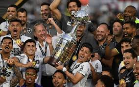 testonierudito's tweet photo. Ontem o Fogão conquistou a América. Tenho certeza de que o Maneca celebrou lá do cantinho especial que Deus lhe reservou no céu. Sempre botafoguense de coração, agora torce com as estrelas. Sua luz e alegria permanecem conosco. Obrigado por tudo, amigo! 🖤🤍 https://t.co/aGKoh6mMfu
