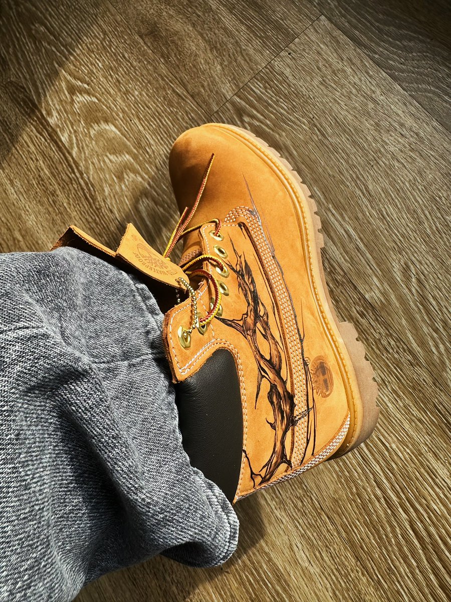 rykeise's tweet photo. believe it or not, none of this is paint/ink/marker. tried out a new medium, a 900 degree pen ✍🏾 thorns burned into the boots. first try, just give me some time 🤌🏾 https://t.co/2tx7F5huCm