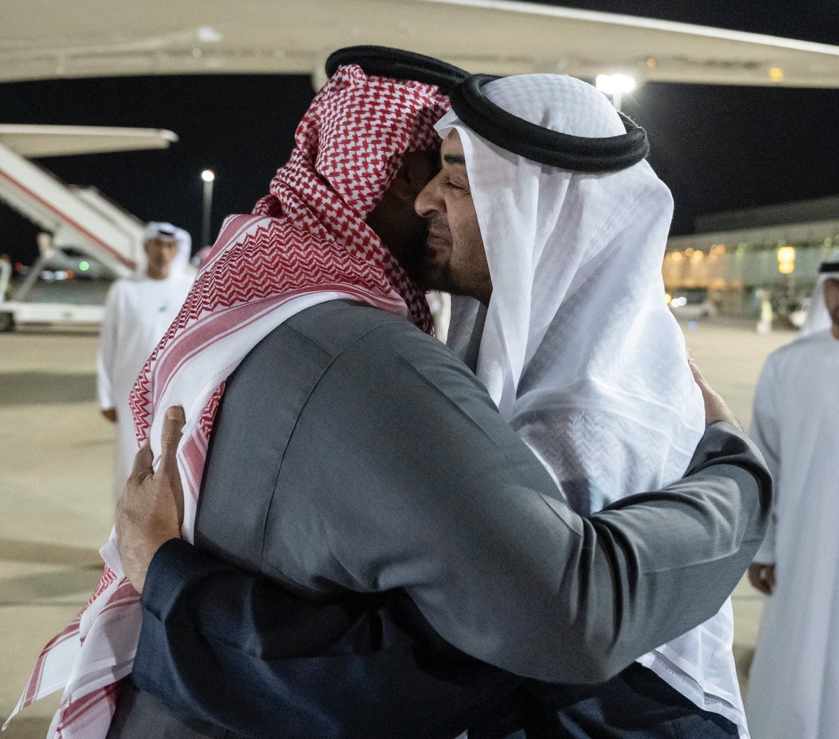 m_alshmani's tweet photo. #محمد_بن_سلمان 
#محمد_بن_زايد 
 #ولي_العهد_في_الامارات

مايحرق قلوب الاعادي حرق
غيـر  التلاحـم  باللـقـاءاتي

تناقلوها الغرب والشرق
صورة تجسدها العلاقاتي

والله مافيه اختلاف وفرق
بين السعودي والاماراتي https://t.co/WQRjHd9YWo