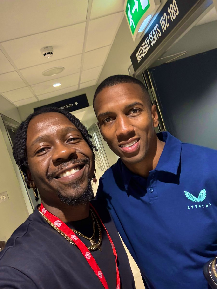 Klein_______'s tweet image. Watched my beloved @ManUtd live for the first time and it’s was beyond anything could have imagined! Also got a chance to meet club legend @youngy18 and he was nice enough to let me take a quick photo!
Life time memory ✅
United Win at OT ✅
December start 👌🏾