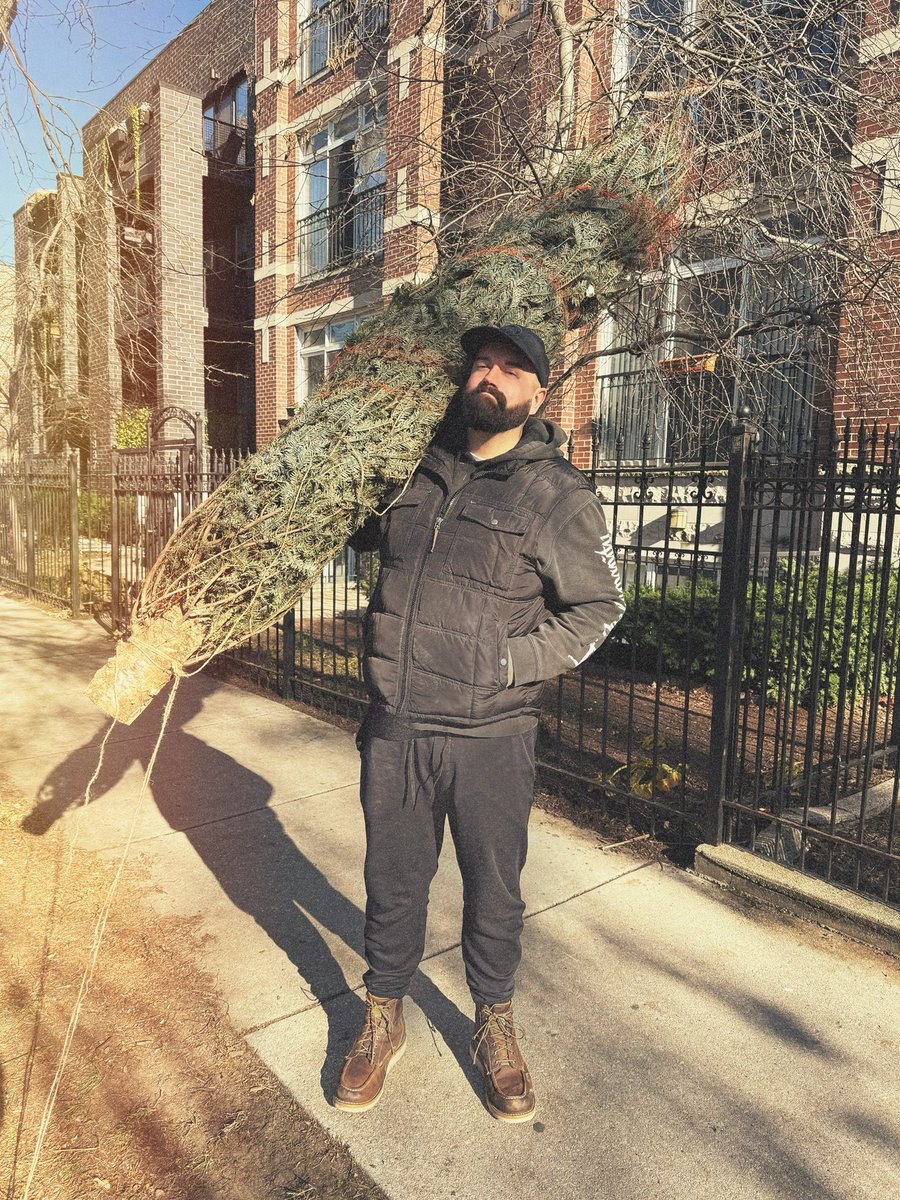 evanrobber's tweet photo. Tis the damn season 🎄 https://t.co/yqT5HSeTr8