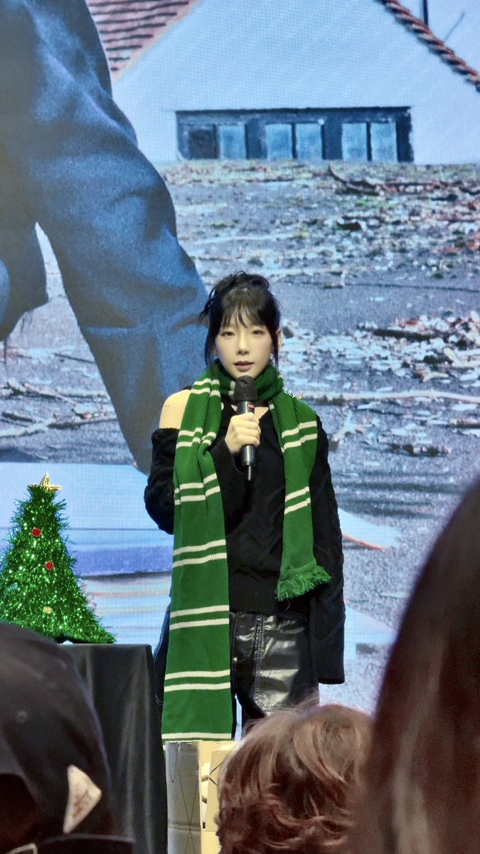Jiaying1102's tweet photo. 20241201 SM fansign
#태연 목도리 잘 어울려요~ https://t.co/i0OOWSeOTZ