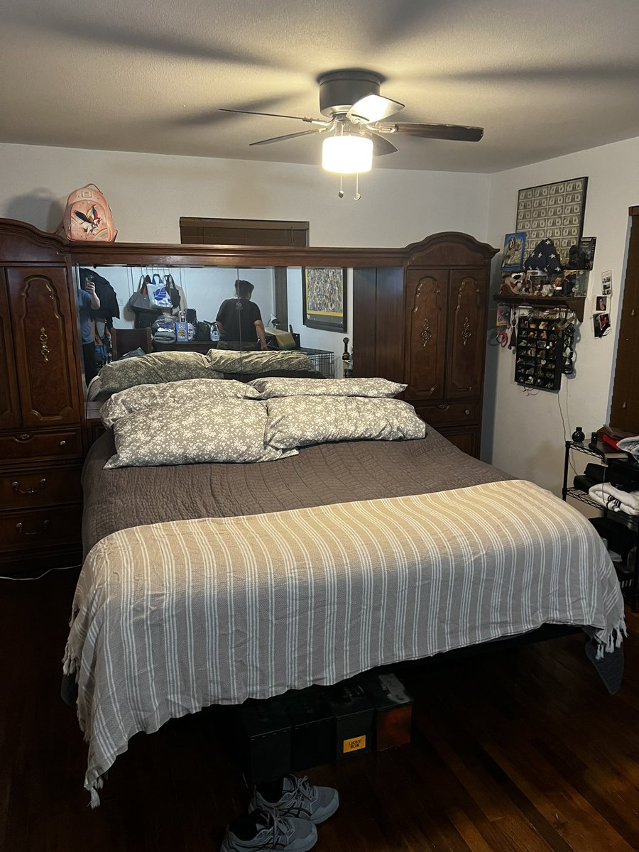 Wooktoshi's tweet photo. Got this massive 5 piece headboard at an estate sale for $40 solid oak with a 6 piece geometric coffee table set that makes a bunch of shapes…#DeadPeopleThings for the W!
So much room for activities! https://t.co/2vFri8VCKr