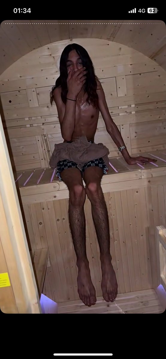 Secrettsamantha's tweet photo. Pourquoi Nasdas il a mis un extraterrestre dans son sauna ? https://t.co/ugAKaG5hHk