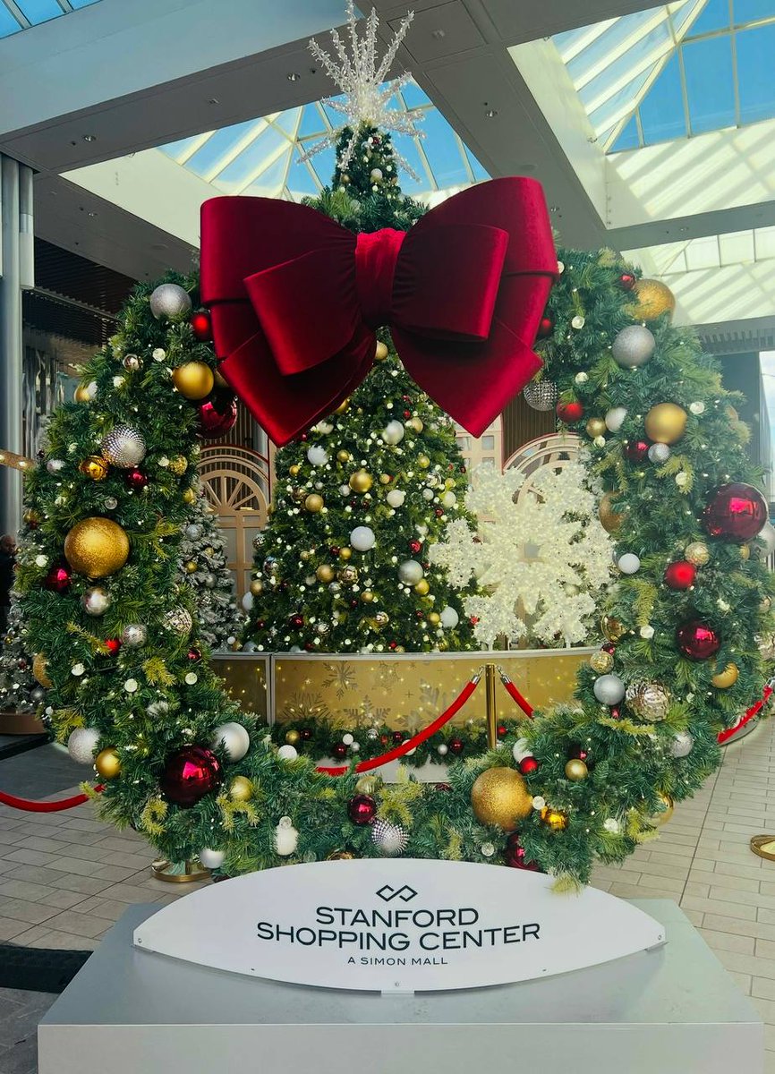 Lana_For_You's tweet photo. "📷 It's the most wonderful time of the year... especially at Stanford Shopping Center in Palo Alto! 📷📷 Nothing like festive lights, shopping, and holiday cheer to get you in the spirit! #HolidaySeason #StanfordShoppingCenter #PaloAlto #Christ https://t.co/uyrf1YuHMj