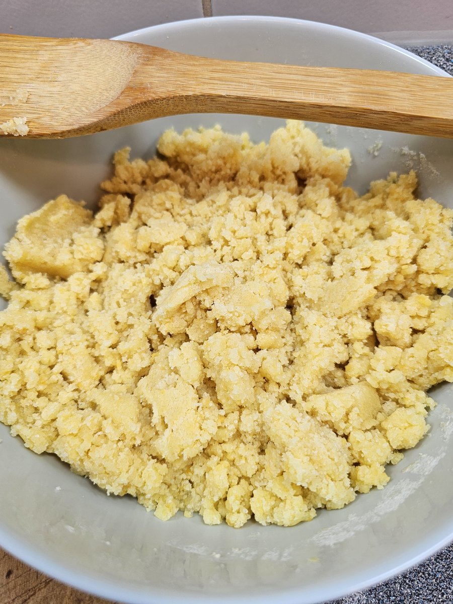 Llegó diciembre, comenzamos con la tradición de la Mutty y la Omama, haciendo las recetas de galletas suizas para Navidad.