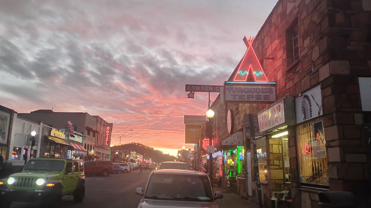 naz_gazette's tweet photo. No snow in #WilliamsAZ, tonight, but a beautiful sunset to start December. https://t.co/dJQa2TB1Kp