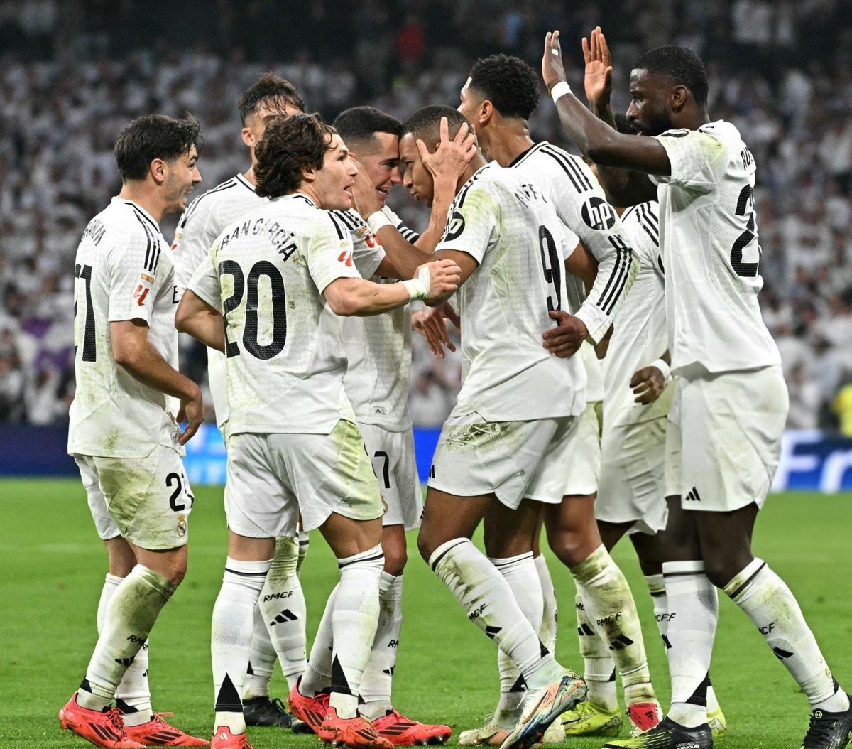 El peor Real Madrid de los últimos tiempos (futbolisticamente) está a 1 punto del Mejor Barcelona de los últimos tiempos y encima con un partido menos 😂😂😂